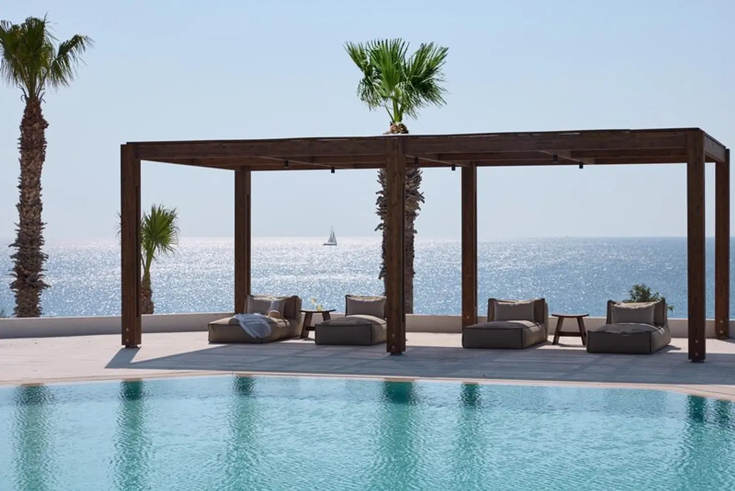 Ella Elissa OUTDOOR_POOL