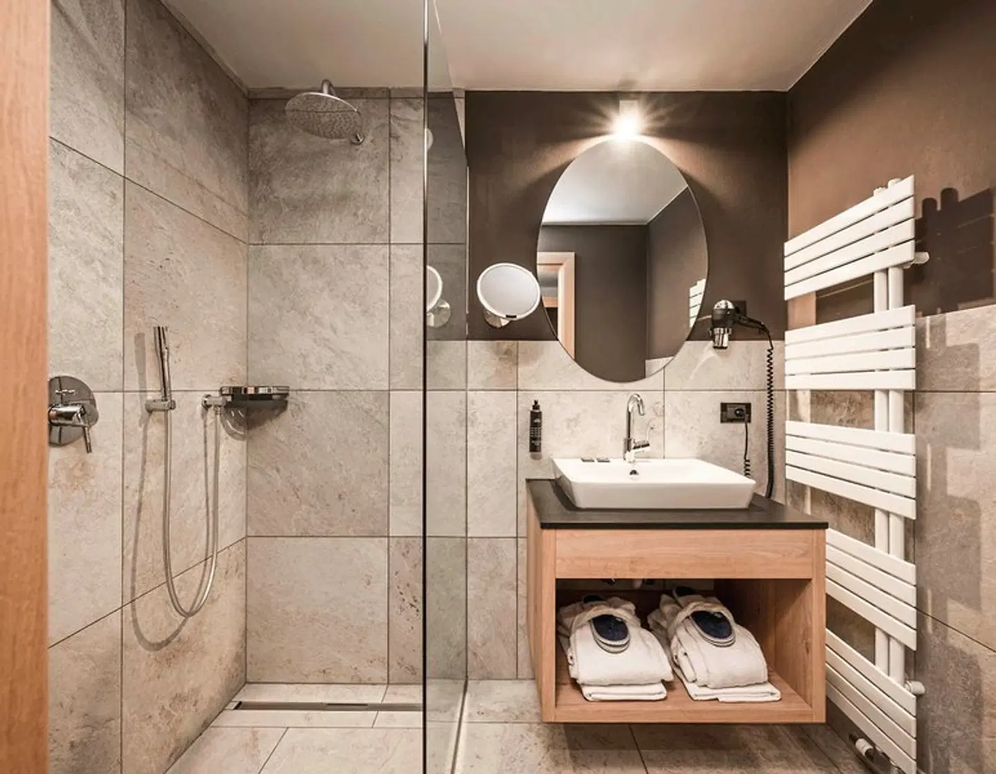 Stroblhof Active Family Spa Resort Badezimmer