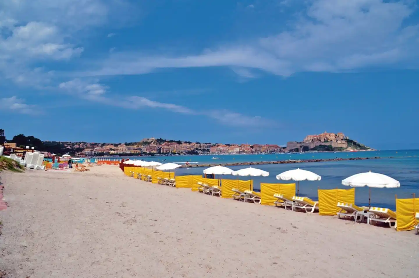 Korsika - ein Gebirge im Meer Strand
