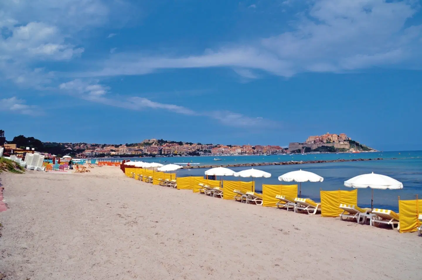 Korsika - ein Gebirge im Meer Strand