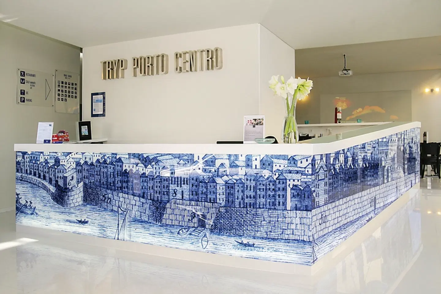 TRYP by Wyndham Porto Centro Hallenbad