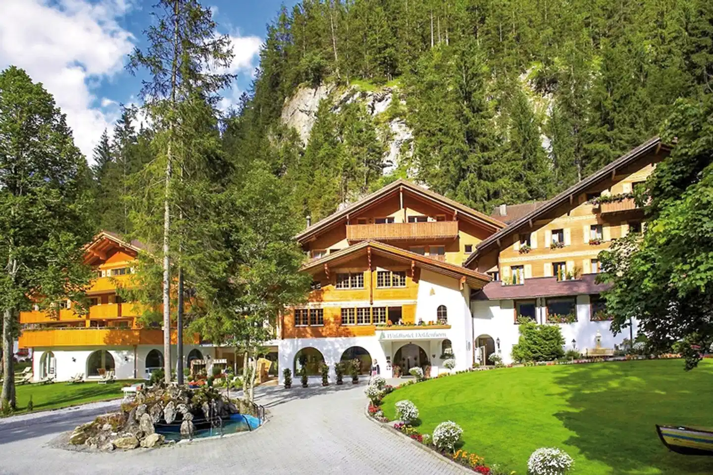 Relais & Châteaux Waldhotel Doldenhorn Aussenansicht