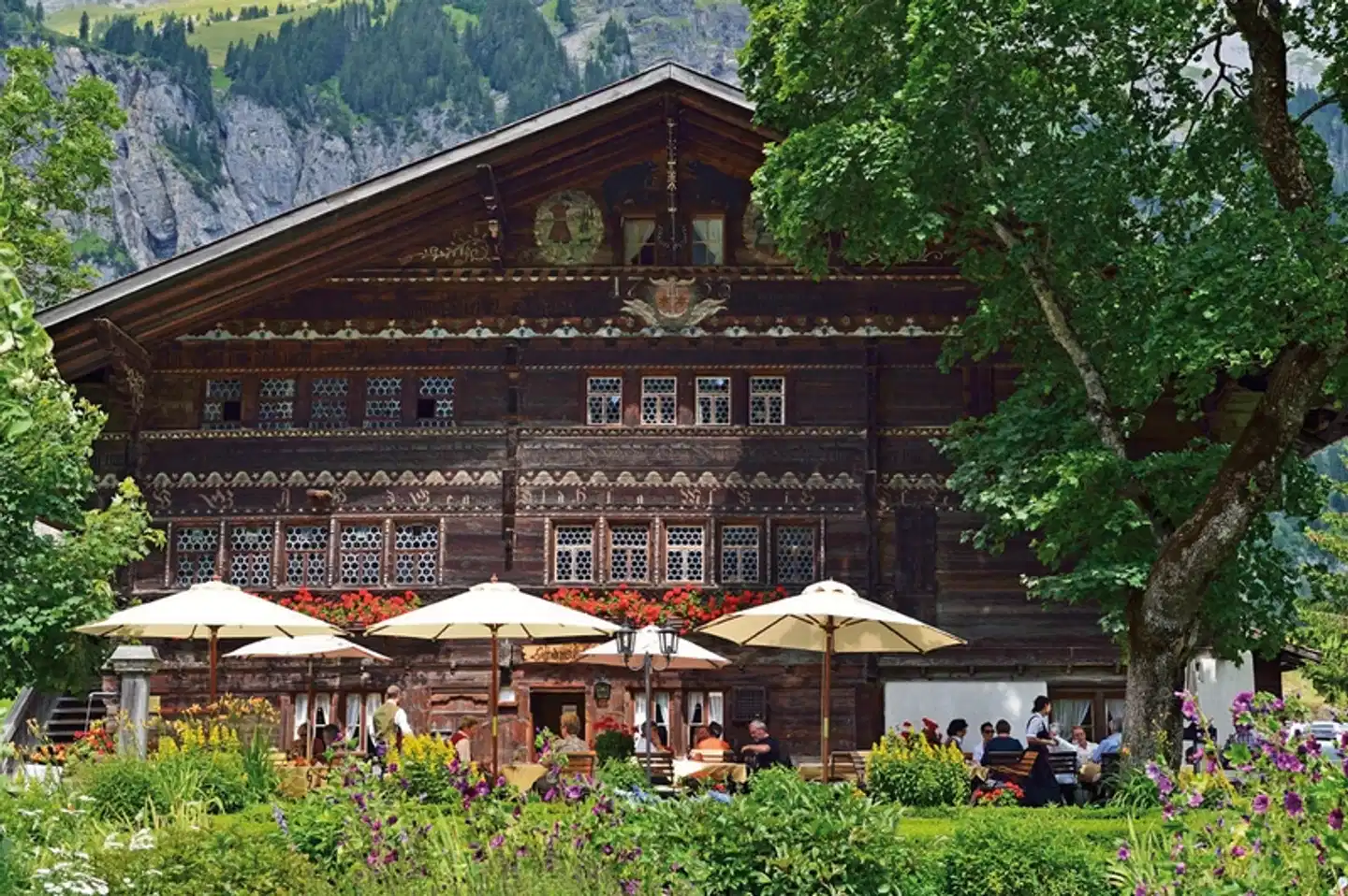 Relais & Châteaux Waldhotel Doldenhorn Aussenansicht