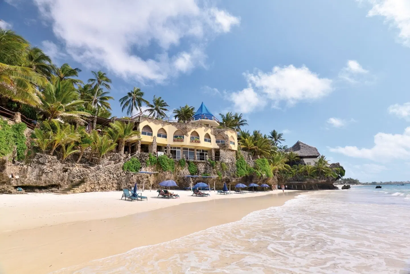 Bahari Beach Hotel Aussenansicht