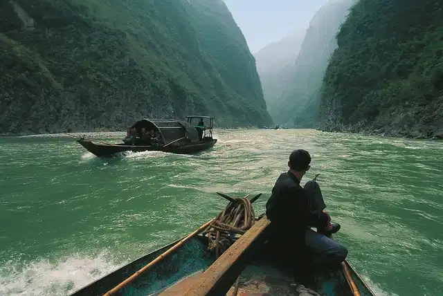 Per Bahn und Schiff durchs Reich der Mitte Landschaft
