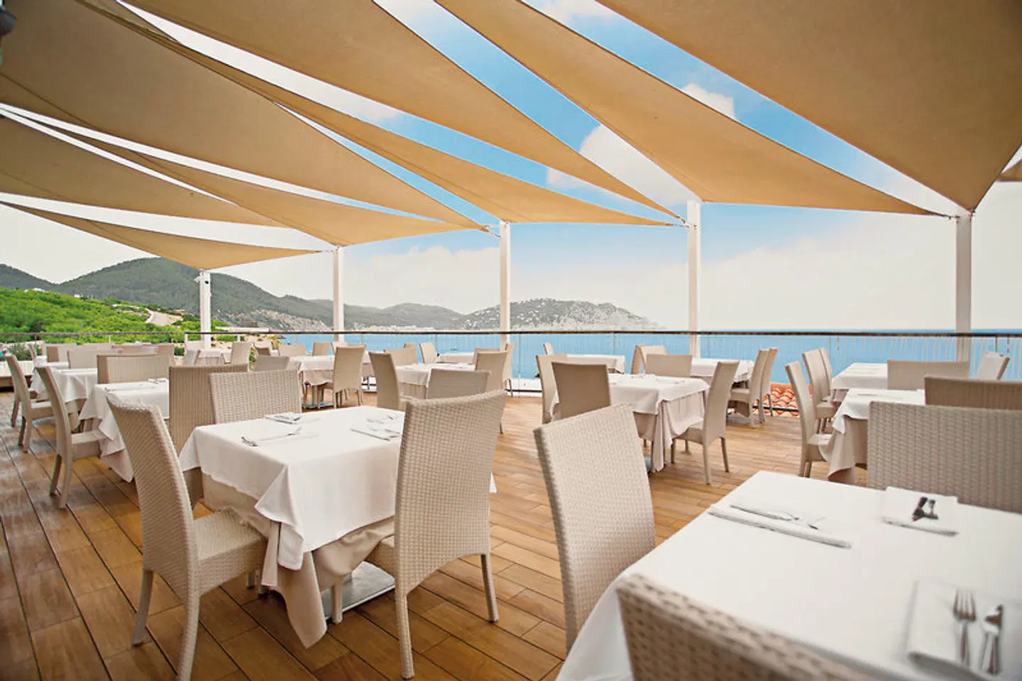 Invisa Cala Blanca Terrasse