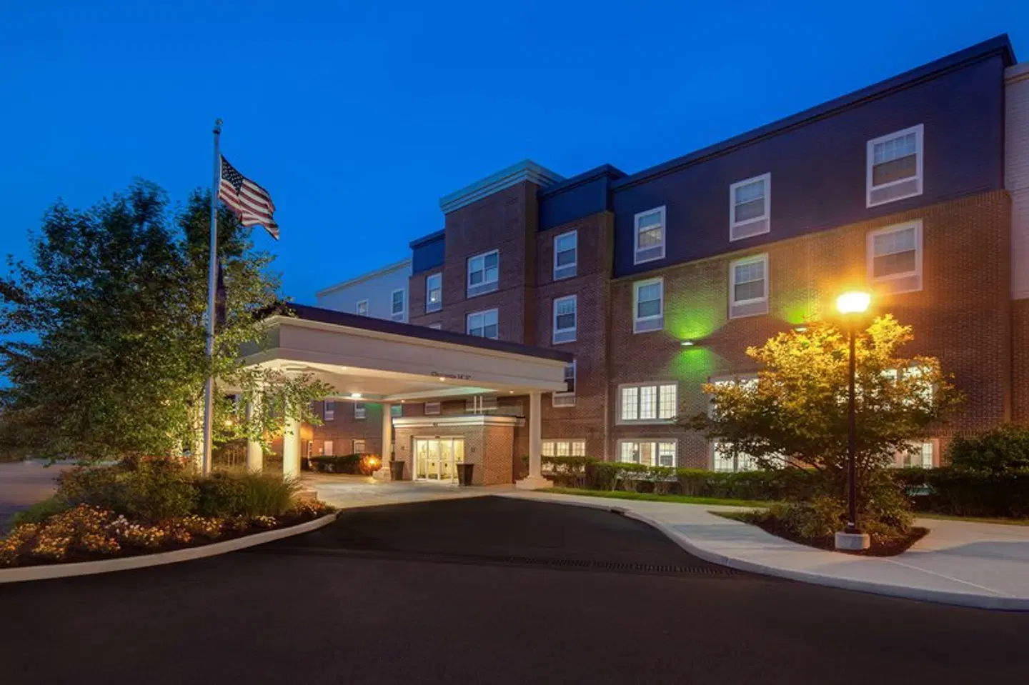 Hampton Inn & Suites Yonkers EXTERIOR