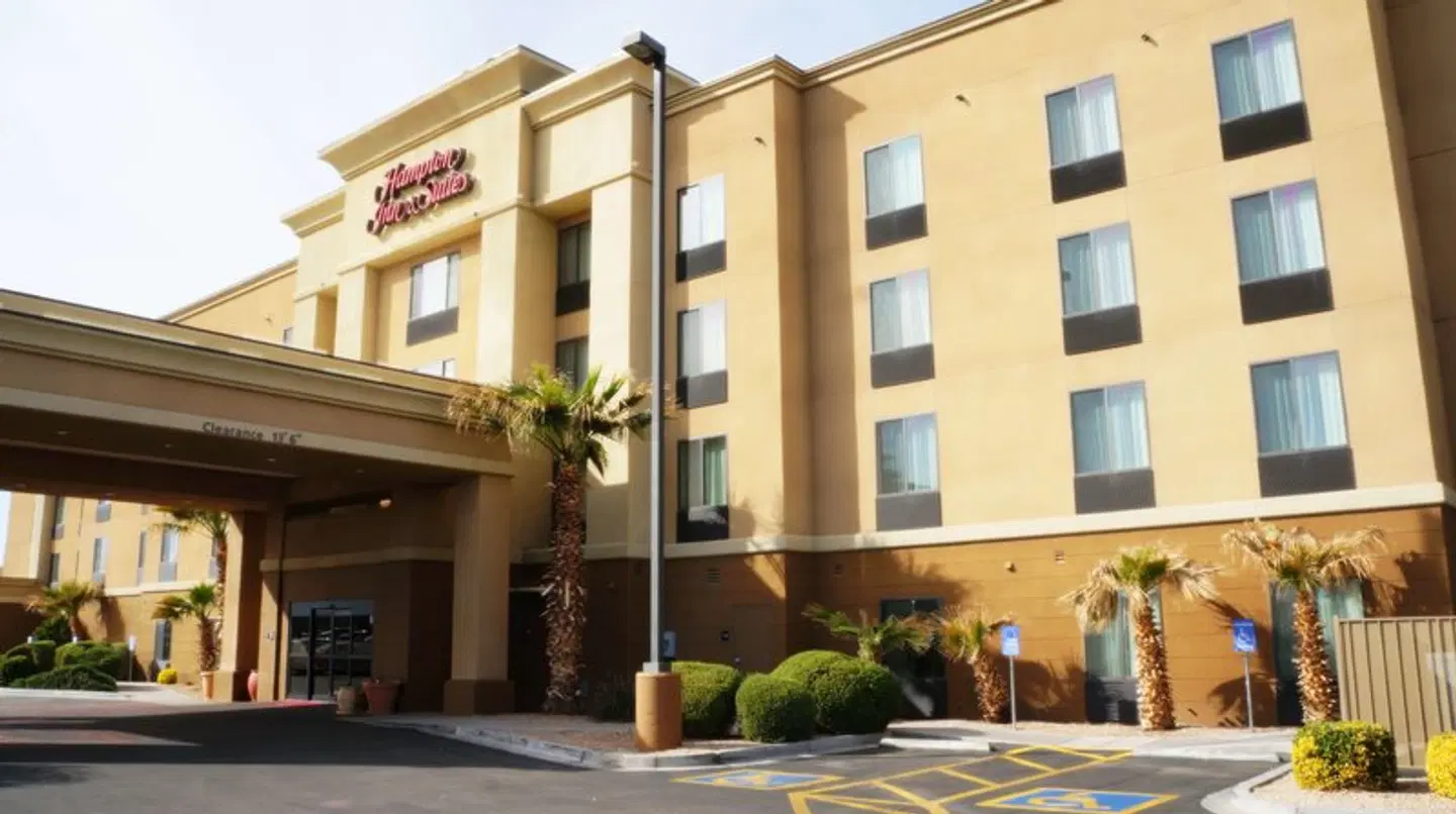 Hampton Inn and Suites Kingman EXTERIOR
