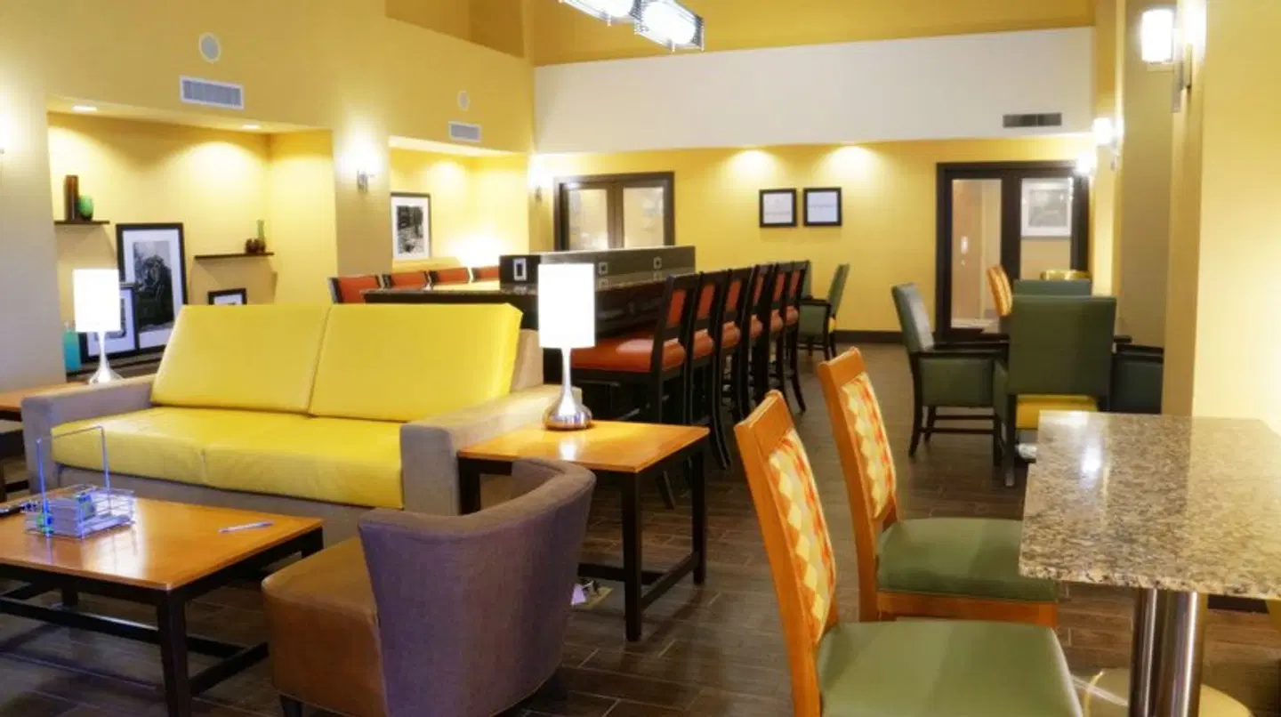 Hampton Inn and Suites Kingman Bar