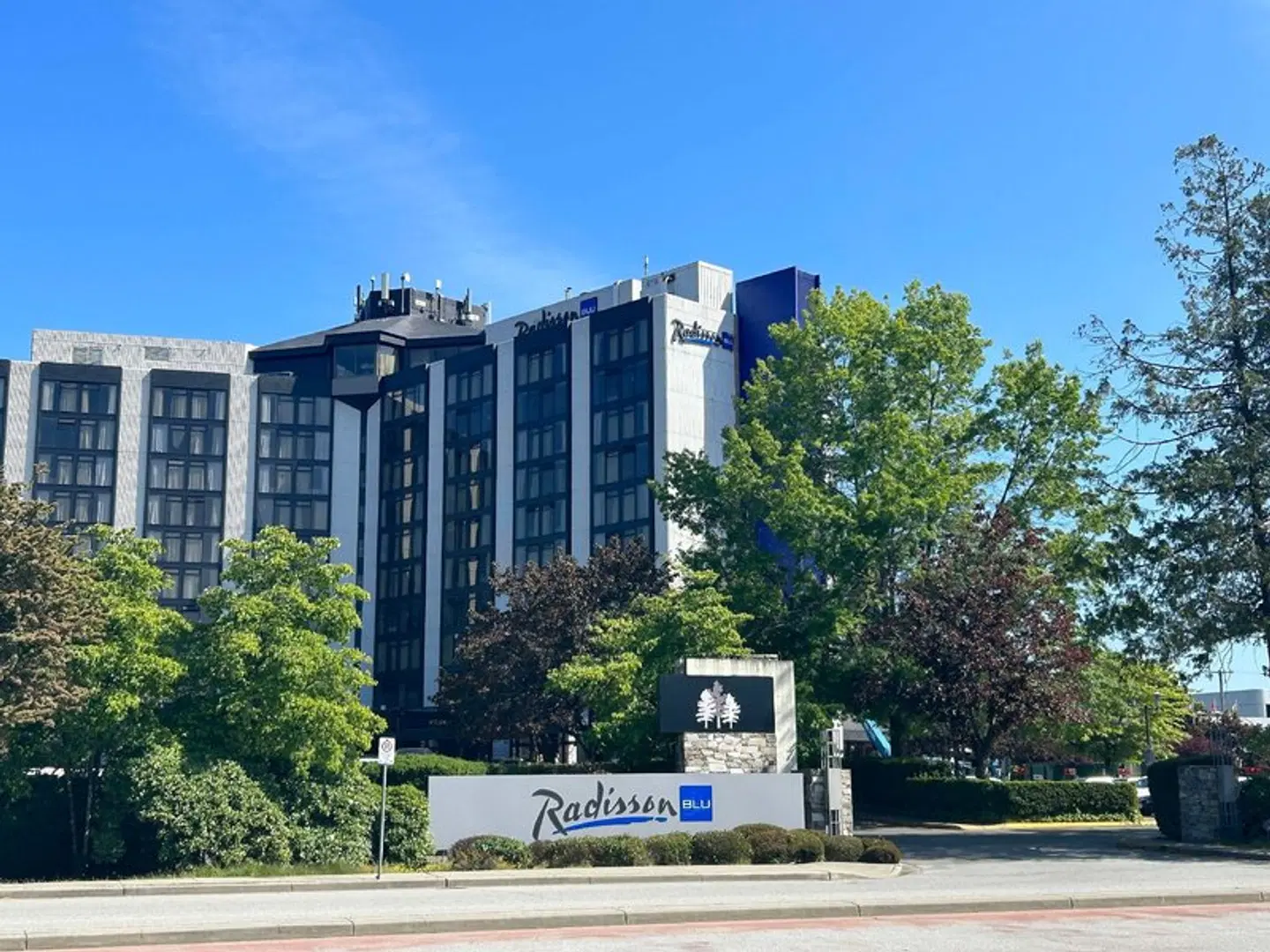 Radisson Blu Vancouver Airport EXTERIOR