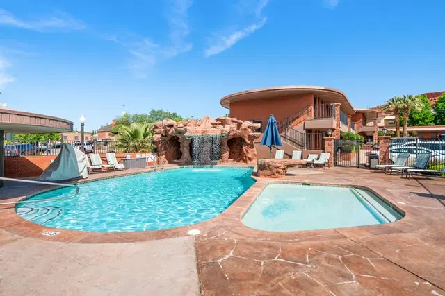 Best Western Coral Hills OUTDOOR_POOL