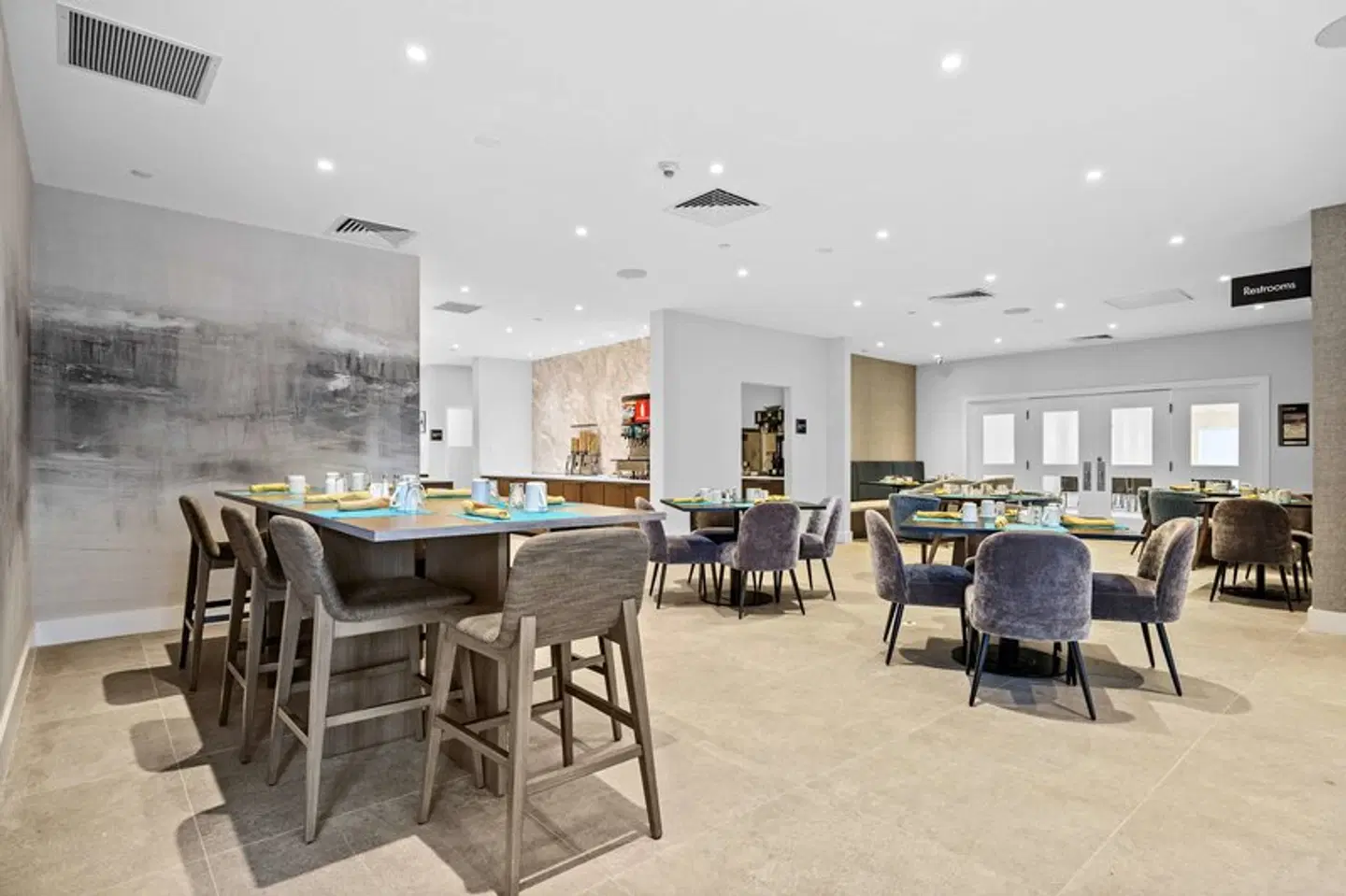 DoubleTree by Hilton New York JFK Airport Bar