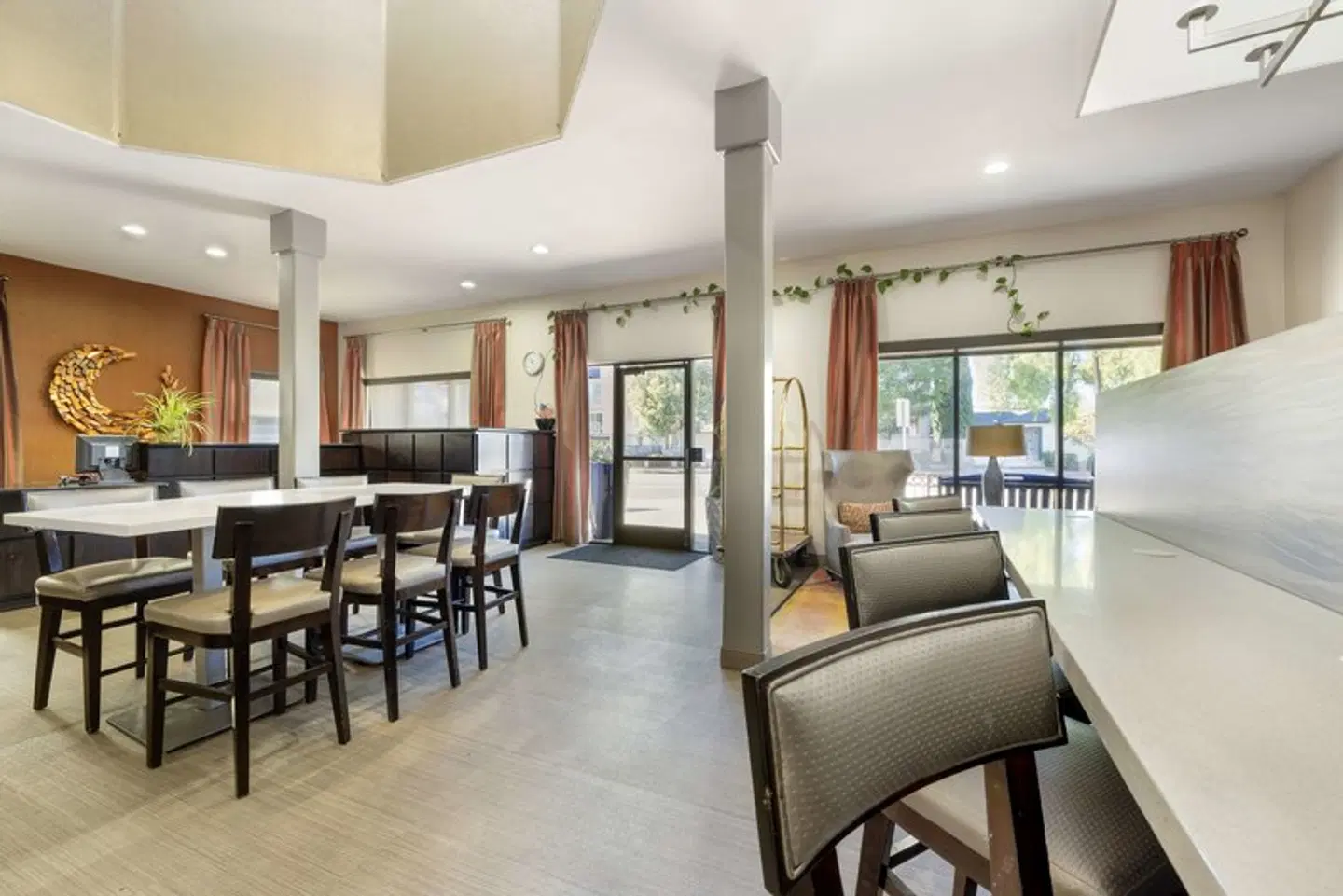Best Western Royal Palace Inn & Suites Bar