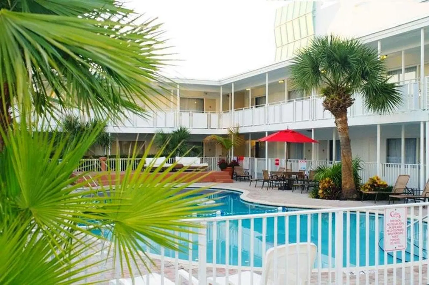 Collins Hotel OUTDOOR_POOL