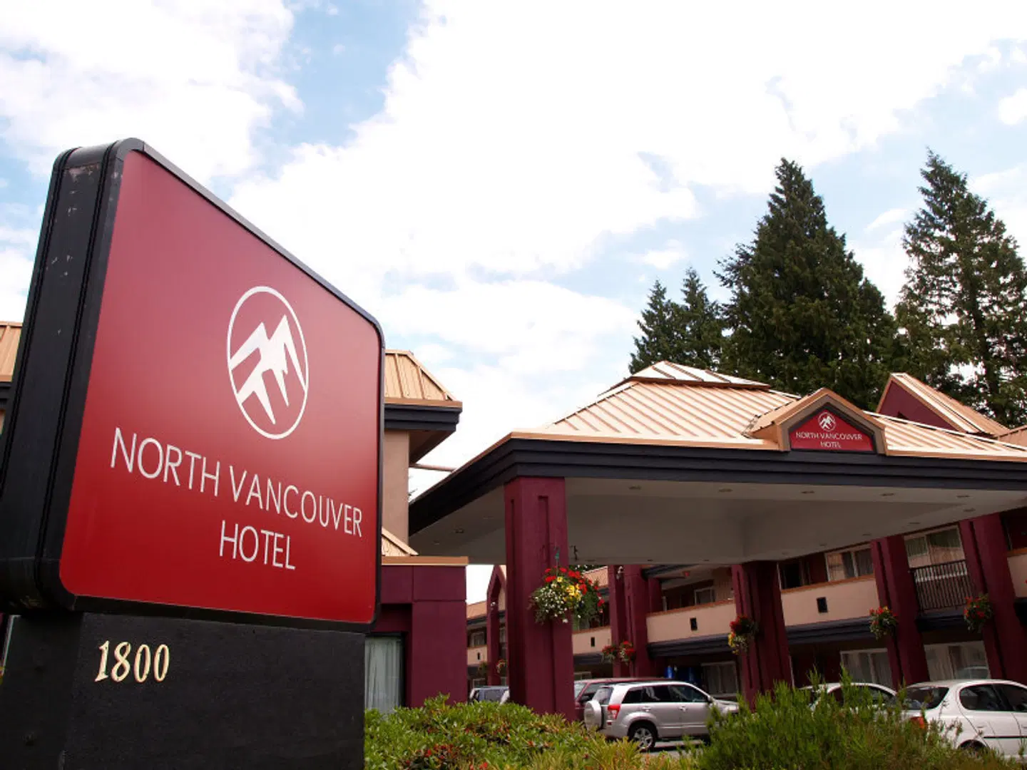 North Vancouver Hotel EXTERIOR