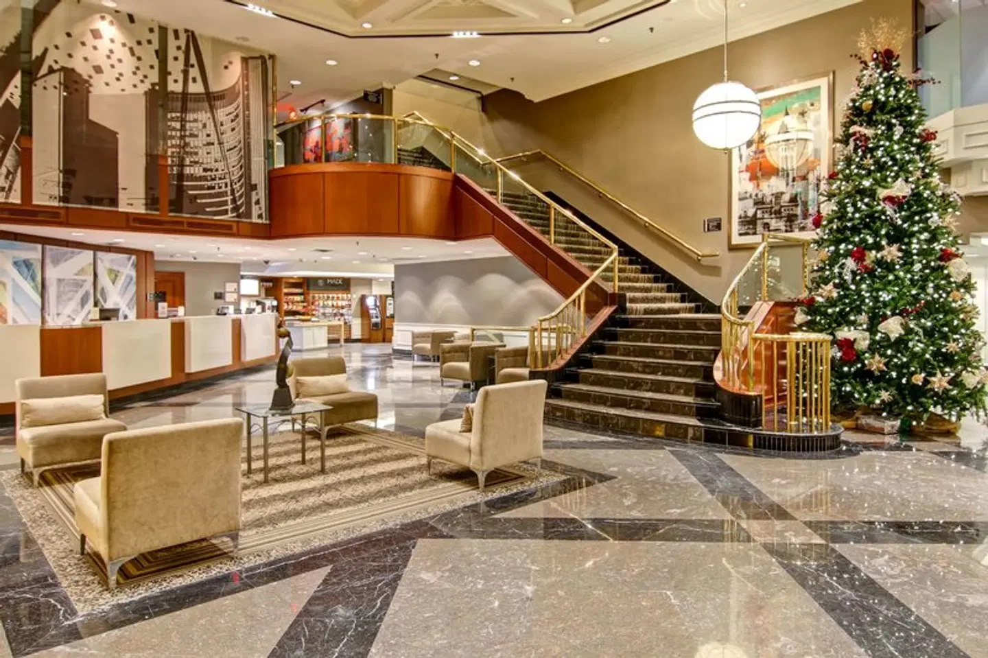 DoubleTree by Hilton Toronto Downtown Bar