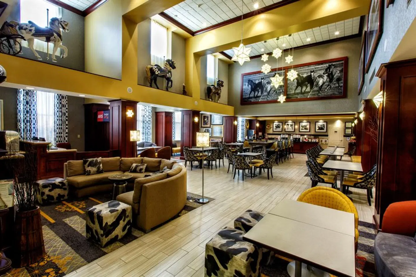 Hampton Inn & Suites Staten Island Bar