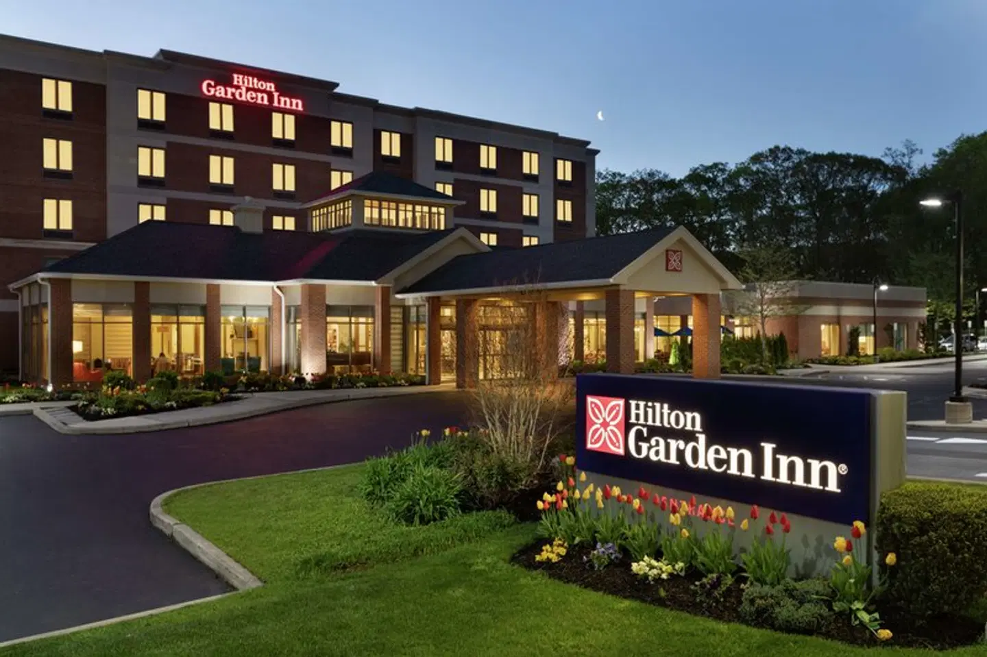Hilton Garden Inn Stony Brook EXTERIOR