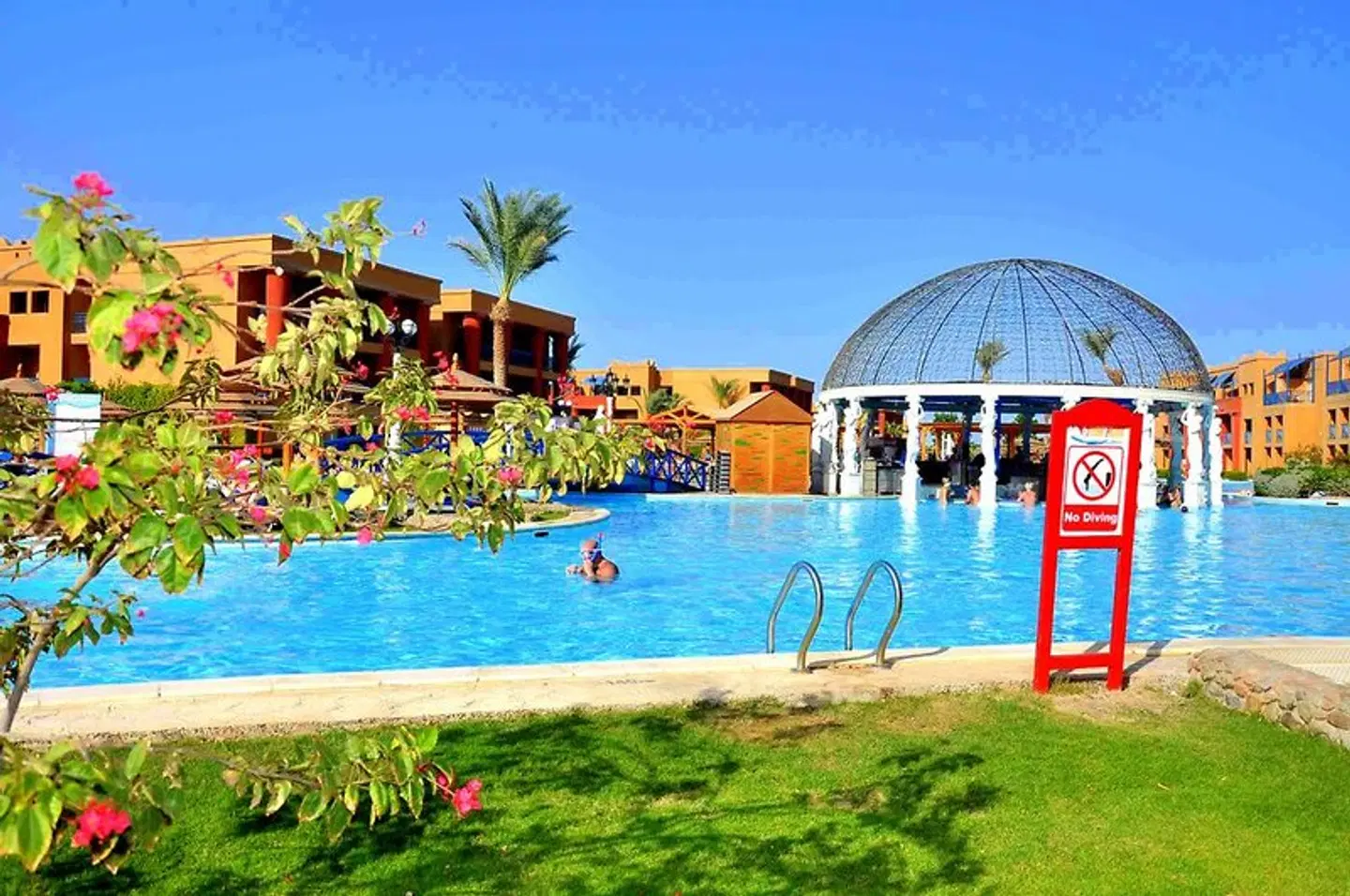 Titanic Palace OUTDOOR_POOL