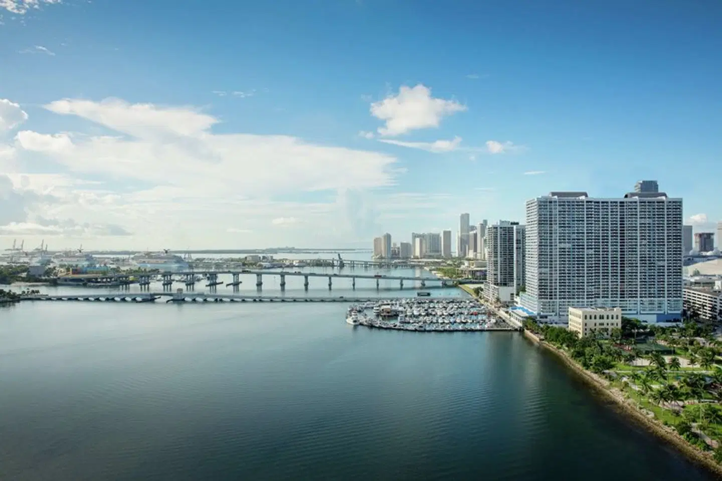 DoubleTree by Hilton Grand Hotel Biscayne Bay OUTDOOR_POOL