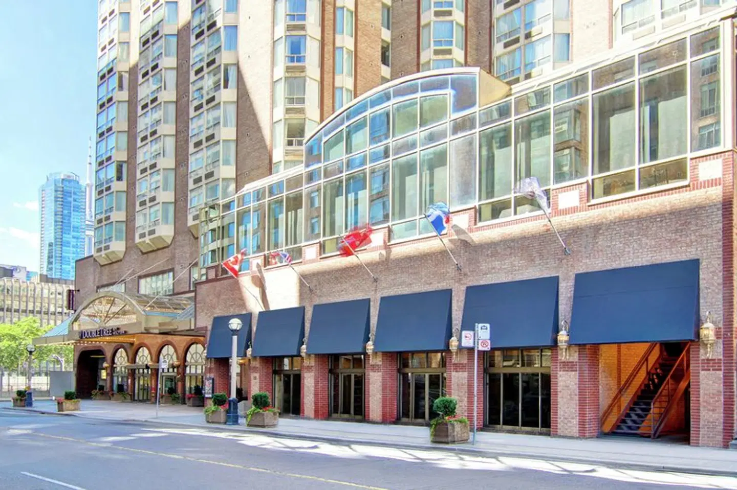 DoubleTree by Hilton Toronto Downtown EXTERIOR