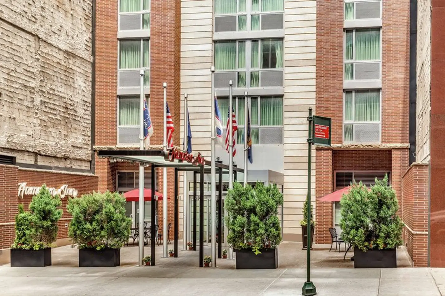 Hampton Inn Manhattan/United Nations EXTERIOR