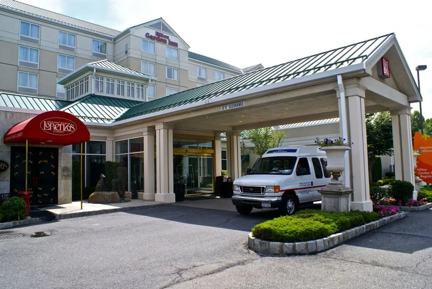 Hilton Garden Inn New York/Staten Island EXTERIOR