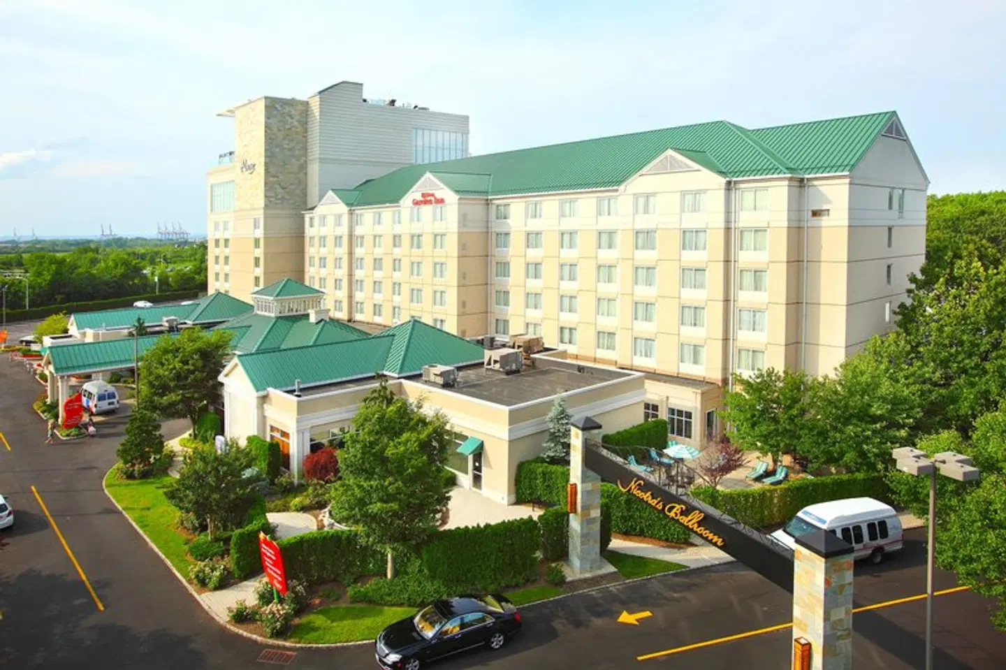 Hilton Garden Inn New York/Staten Island EXTERIOR
