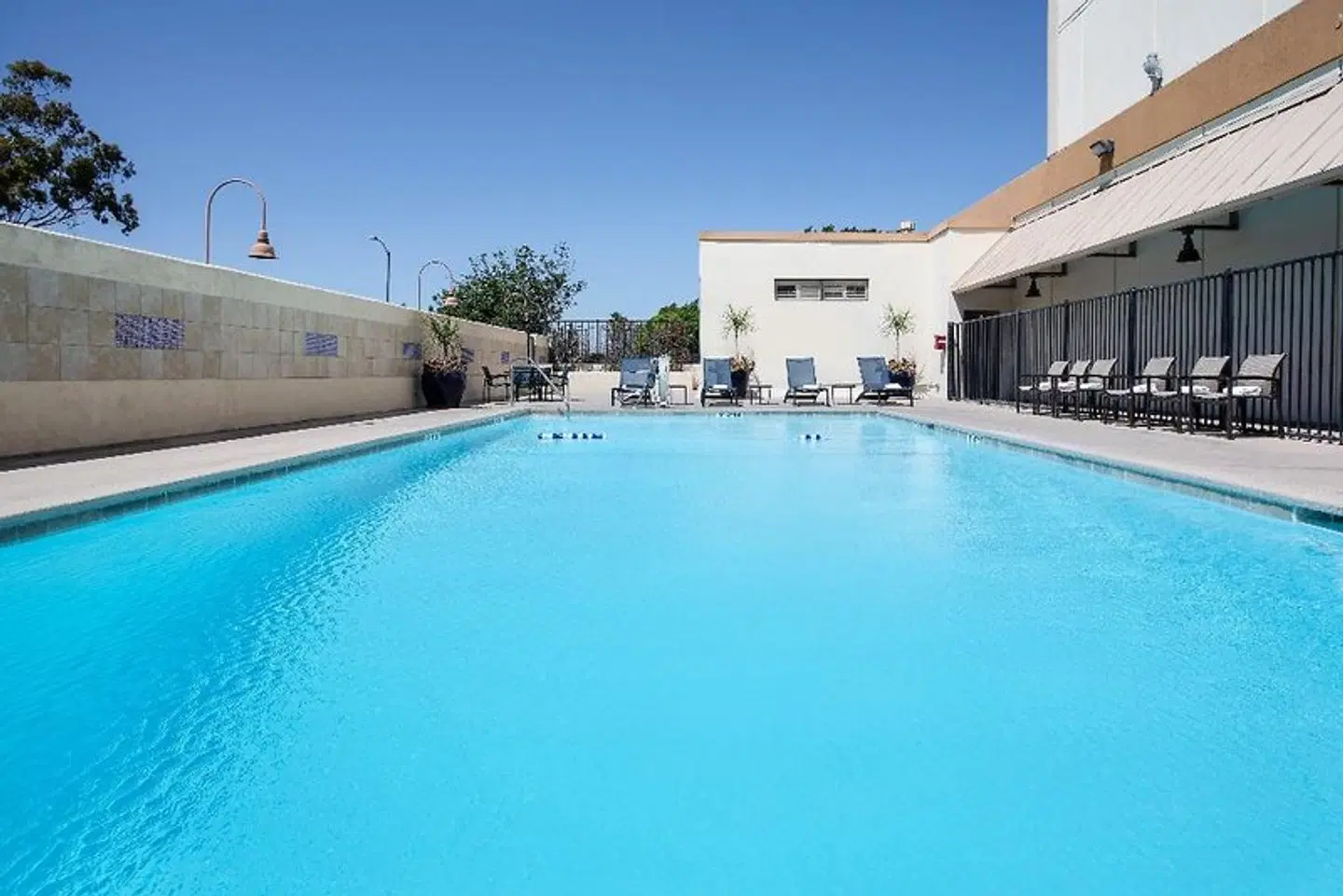 Holiday Inn Los Angeles International Airport by IHG OUTDOOR_POOL