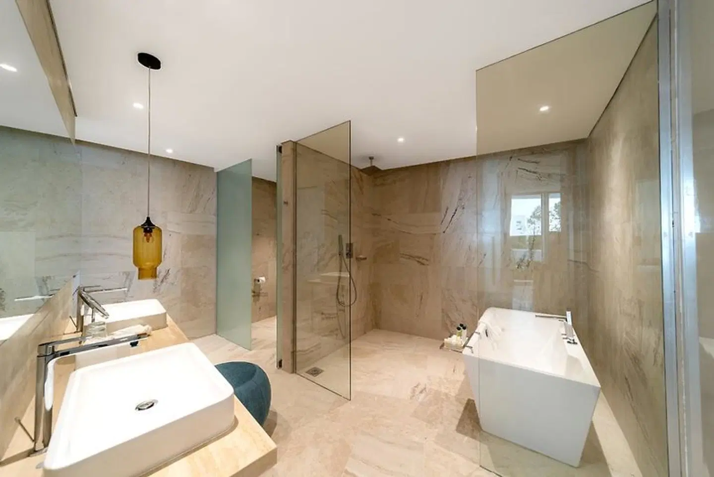 Five Jumeirah Village Badezimmer