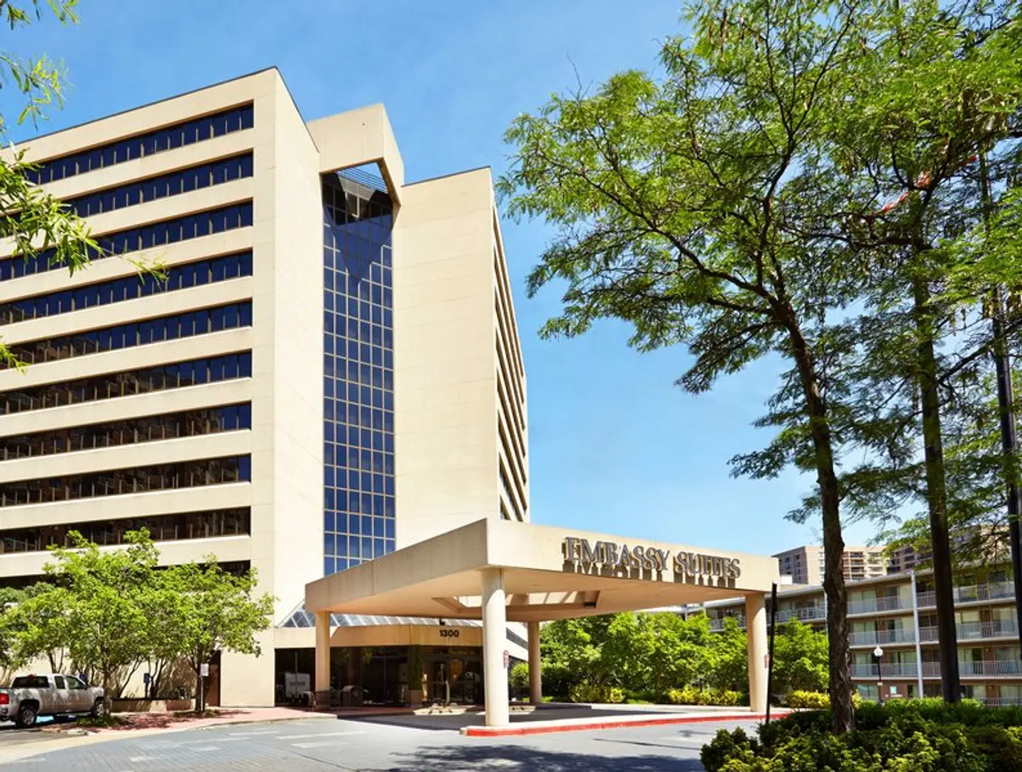 Embassy Suites by Hilton Crystal City National Airport EXTERIOR