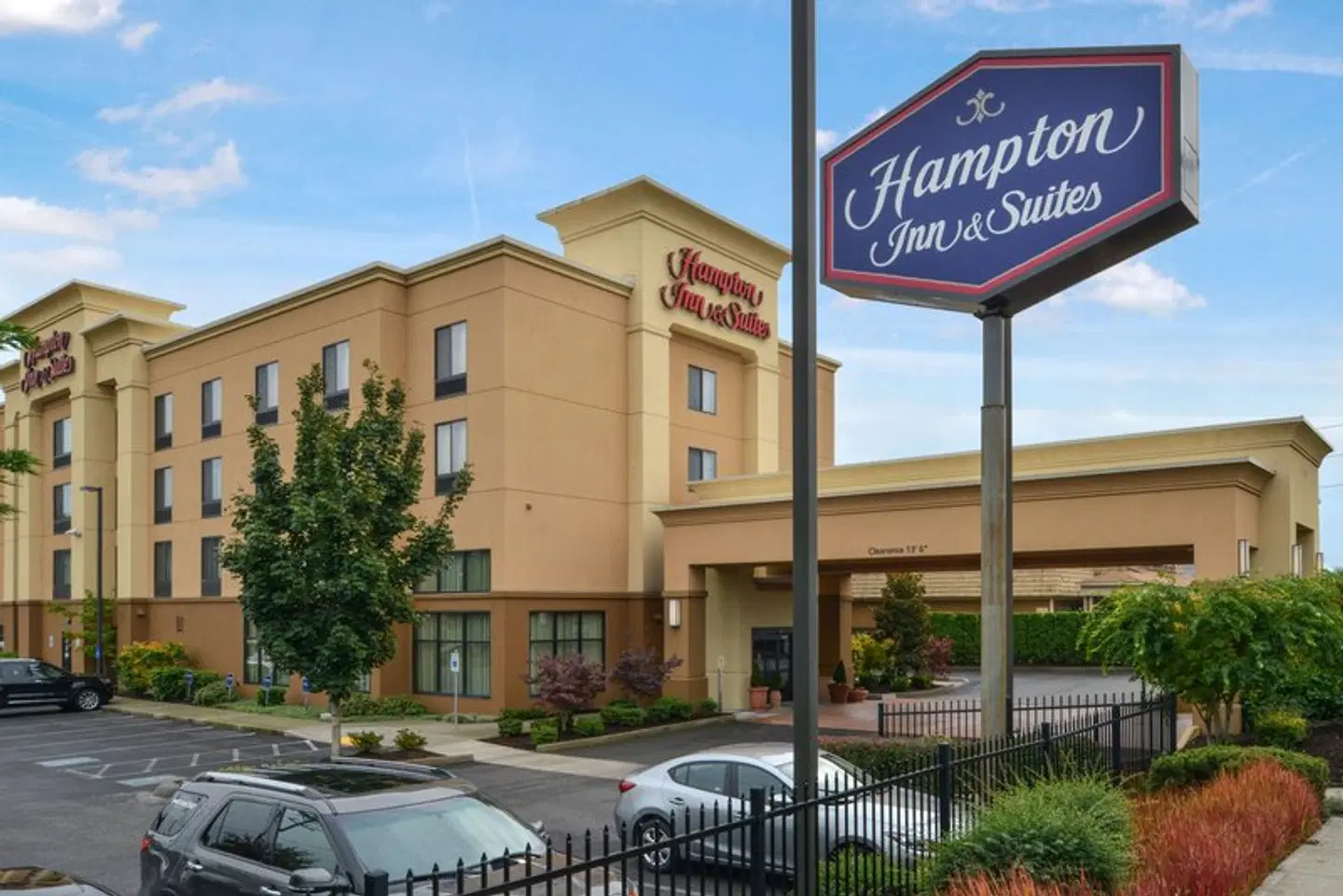 Hampton Inn & Suites Tacoma EXTERIOR