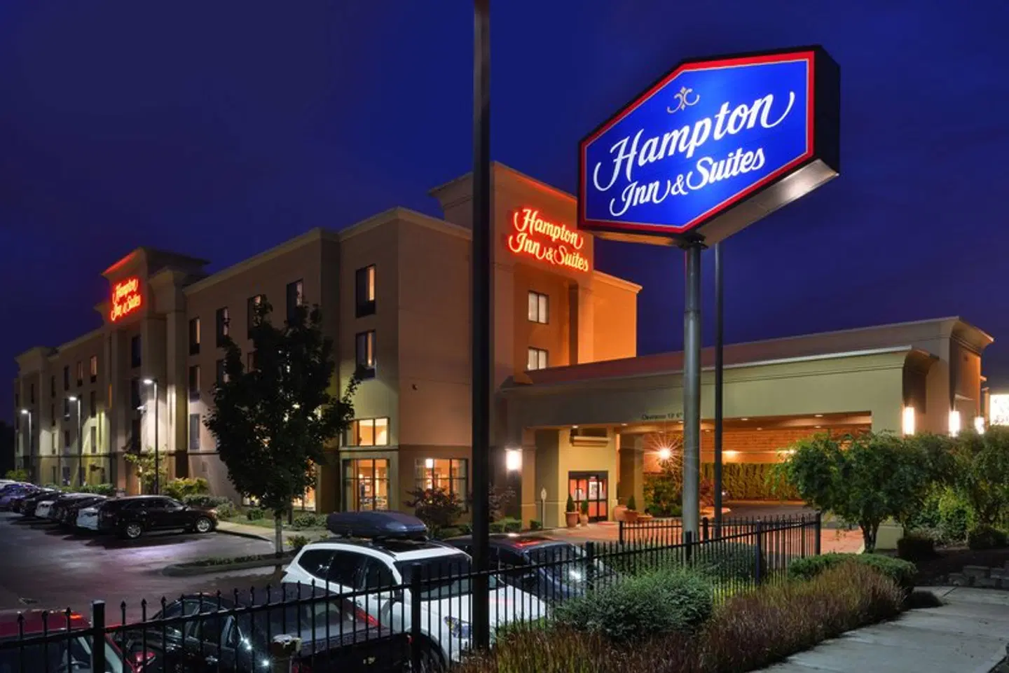 Hampton Inn & Suites Tacoma EXTERIOR