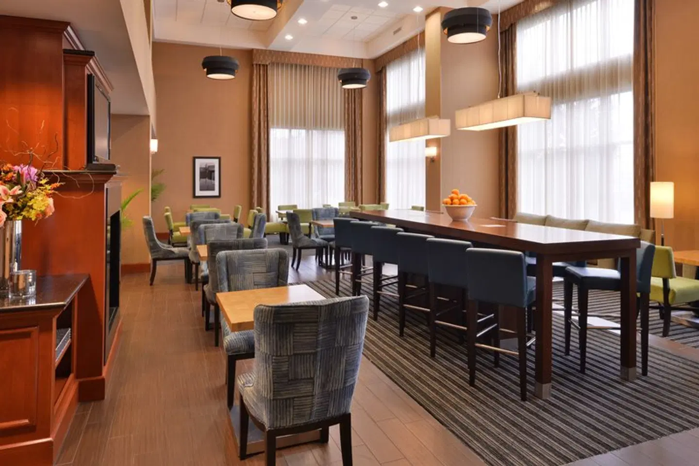 Hampton Inn & Suites Tacoma Bar