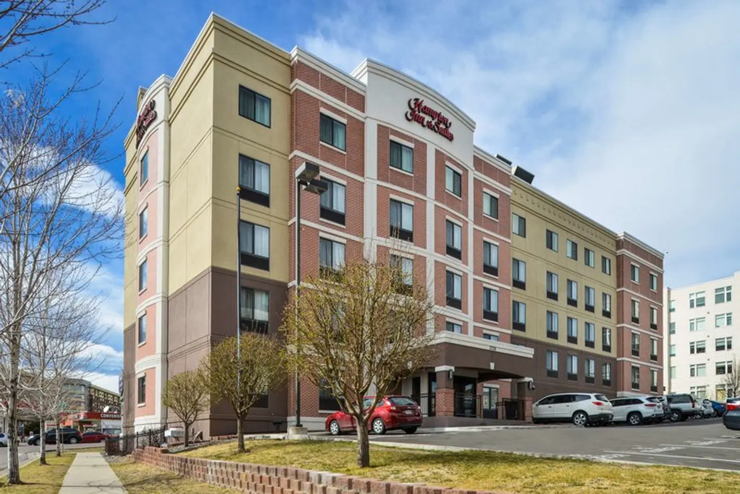 Hampton Inn & Suites Denver-Speer Boulevard EXTERIOR