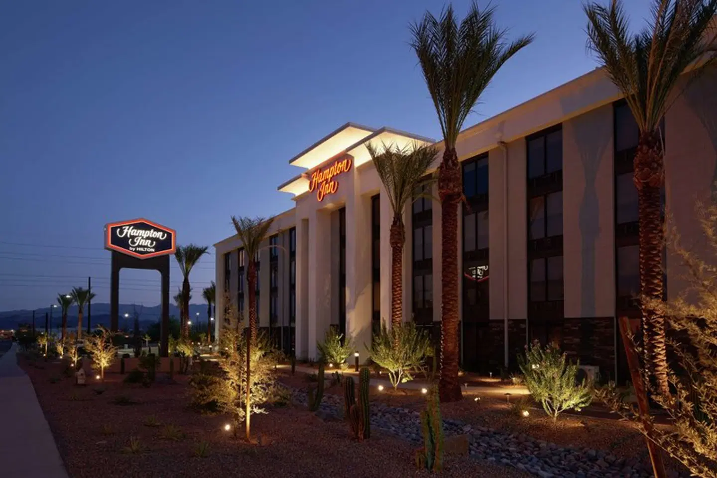 Hampton Inn Lake Havasu City EXTERIOR