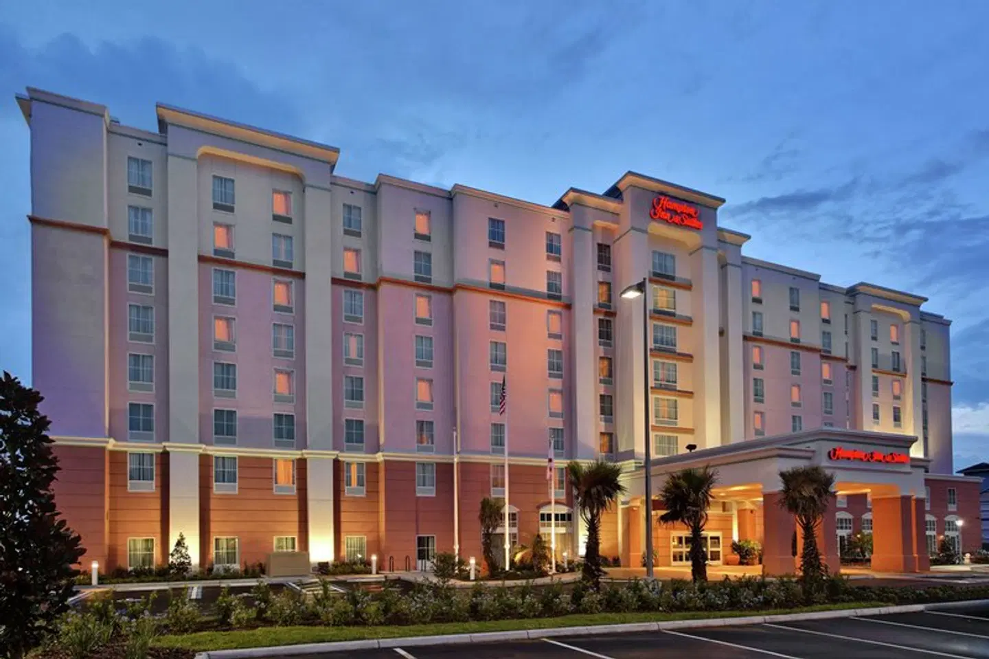 Hampton Inn & Suites Orlando Airport @ Gateway Village EXTERIOR