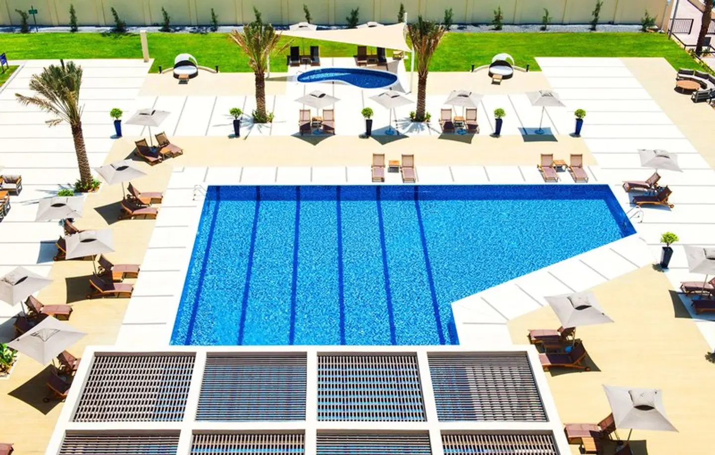 Hilton Garden Inn Ras Al Khaimah OUTDOOR_POOL