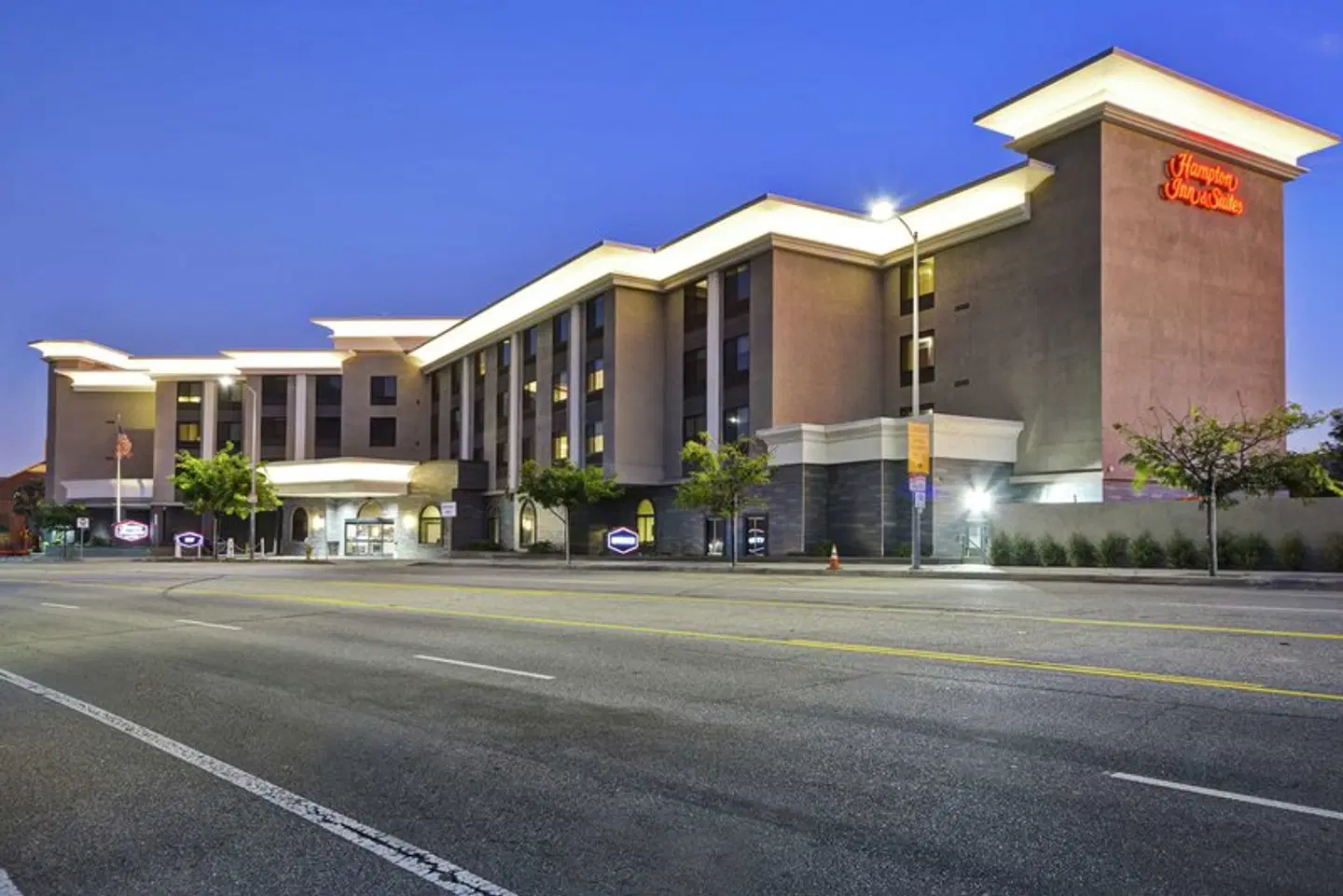 Hampton Inn & Suites Los Angeles Burbank Airport EXTERIOR