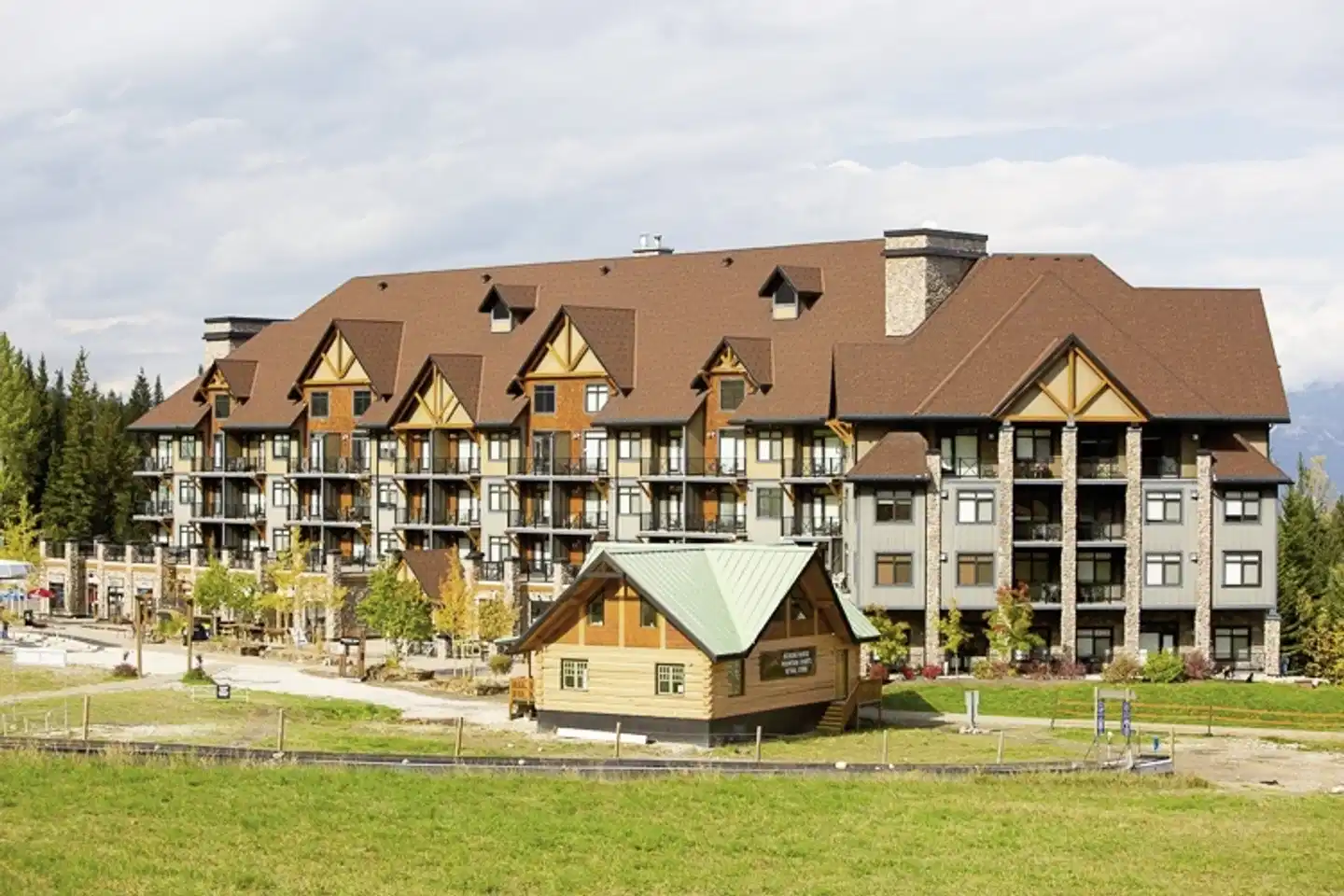 Glacier Mountaineer Lodge At Kicking Horse Aussenansicht