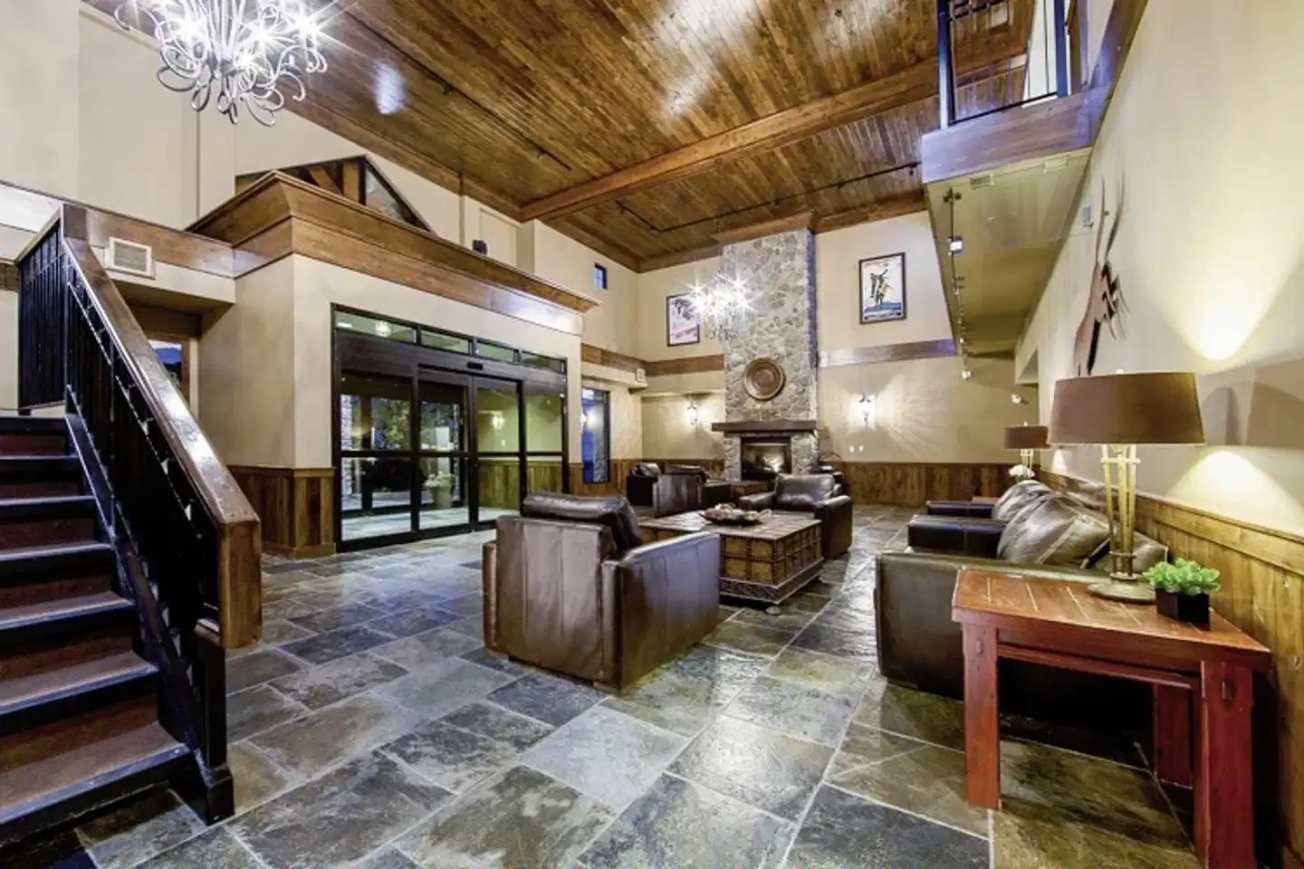Glacier Mountaineer Lodge At Kicking Horse Lobby