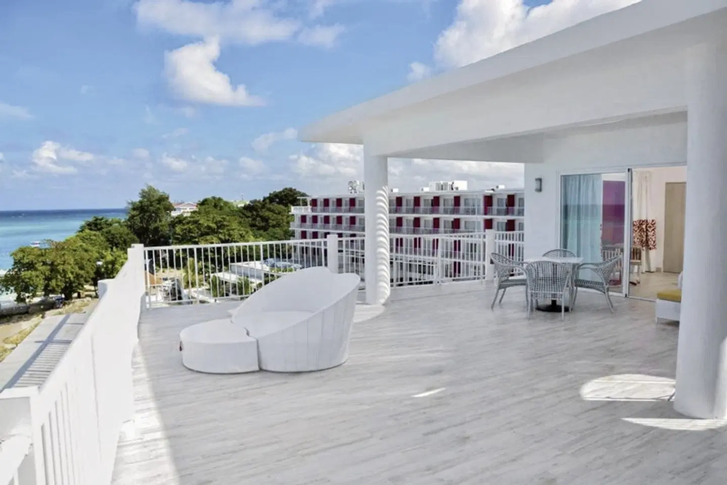 Grand Decameron Cornwall Beach, A Trademark All-Inclusive Resort Terrasse