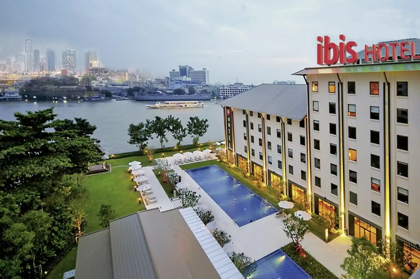 Ibis Bangkok Riverside Aussenansicht