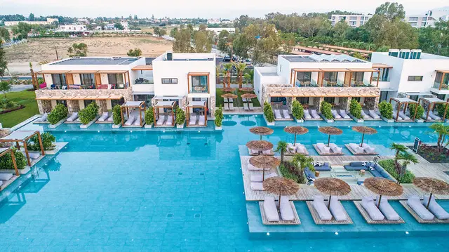 Caravia Beach Hotel OUTDOOR_POOL