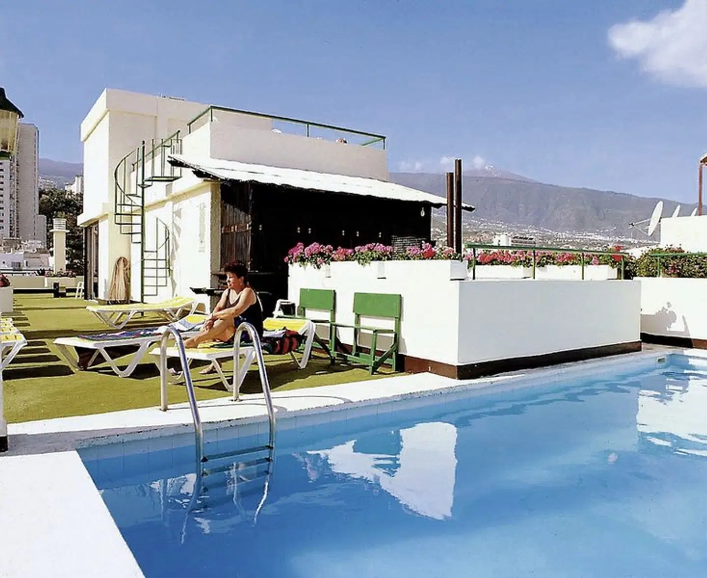 Marquesa OUTDOOR_POOL