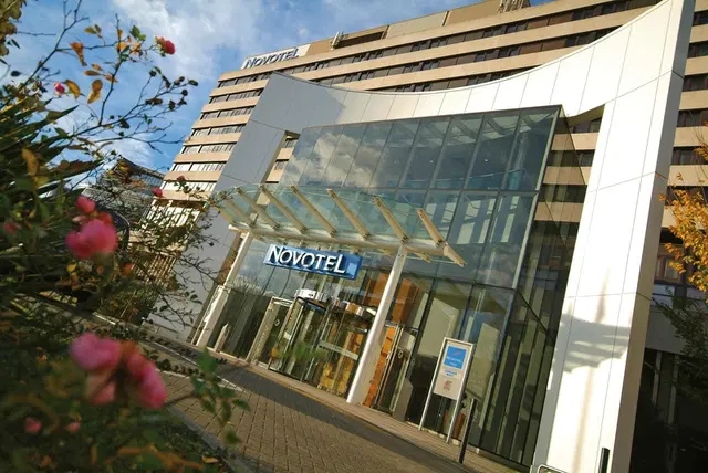 Novotel London West Hotel EXTERIOR