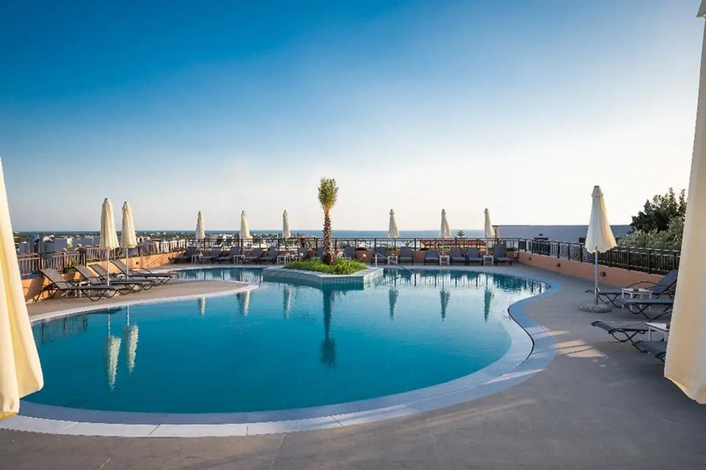Hotel Pyriá OUTDOOR_POOL