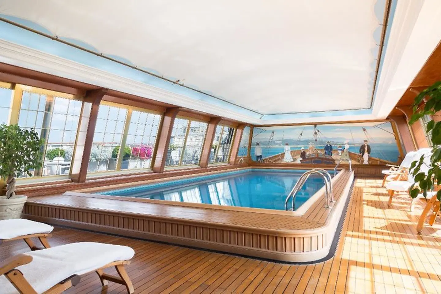 Le Bristol Paris Hallenbad