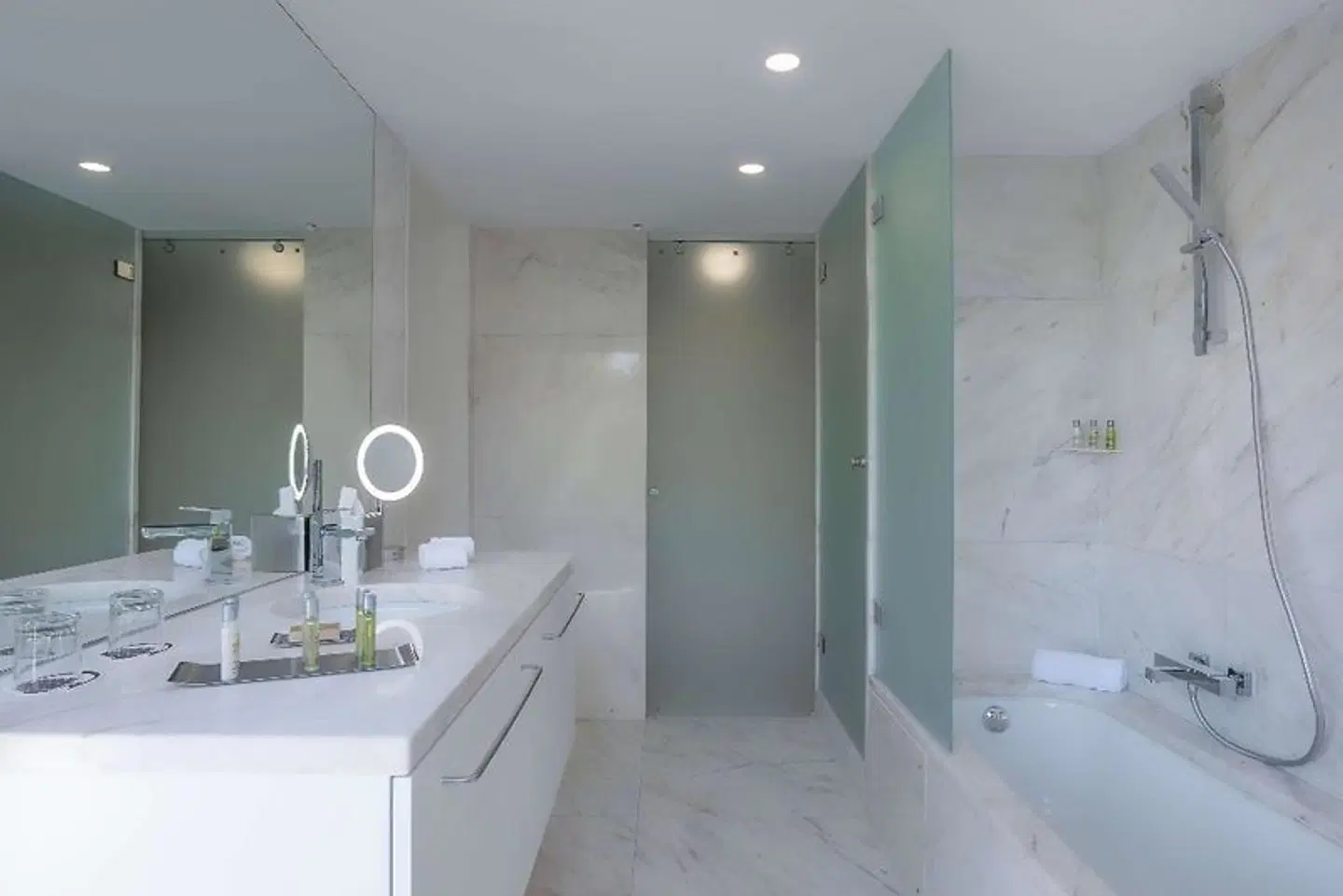 DoubleTree by Hilton Lisbon - Fontana Park Badezimmer