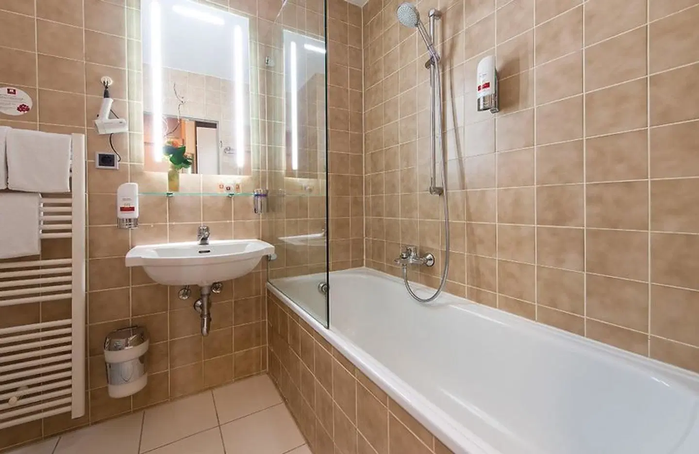 Leonardo Hotel & Residenz München Badezimmer